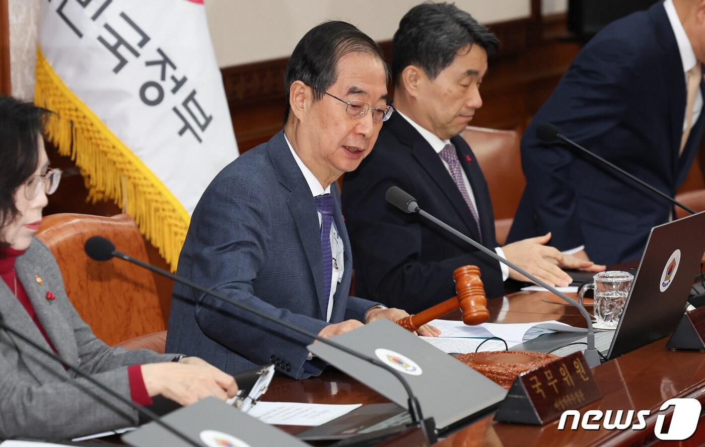 한덕수 국무총리가 30일 서울 종로구 정부서울청사에서 열린 국무회의에서 의사봉을 두드리고 있다. 이날 국무회의에서는 10·29 이태원 참사 피해자 권리보장과 진상규명 및 재발 방지를 위한 특별법안&#39;&#40;이태원특별법&#41;에 대한 재의요구권&#40;거부권&#41; 행사 건의안 등 을 심의했다. 2024.1.30/뉴스1 ⓒ News1 허경 기자