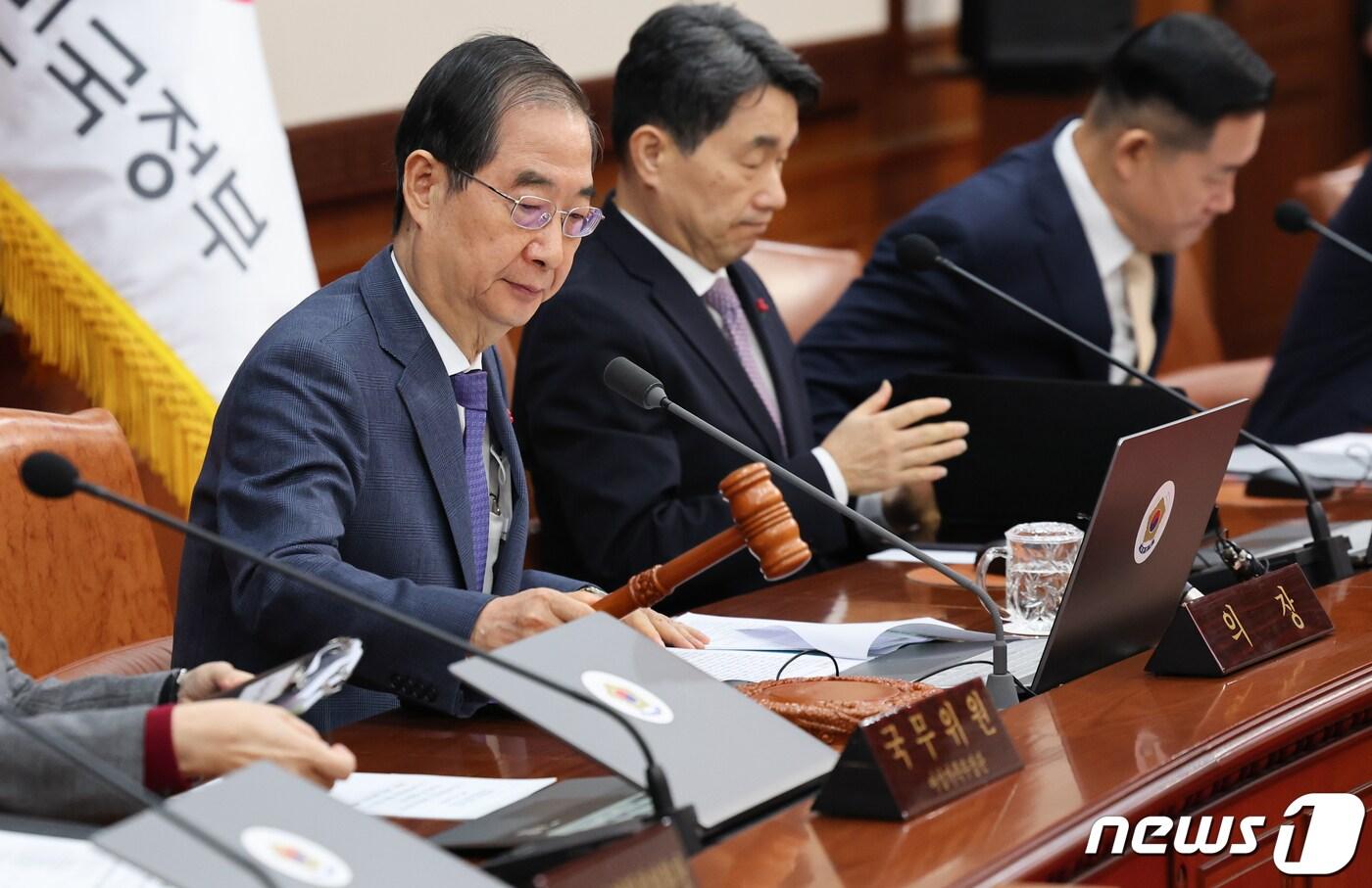 한덕수 국무총리가 30일 서울 종로구 정부서울청사에서 열린 국무회의에서 의사봉을 두드리고 있다. 이날 국무회의에서는 10·29 이태원 참사 피해자 권리보장과 진상규명 및 재발 방지를 위한 특별법안&#39;&#40;이태원특별법&#41;에 대한 재의요구권&#40;거부권&#41; 행사 건의안 등 을 심의했다. 2024.1.30/뉴스1 ⓒ News1 허경 기자