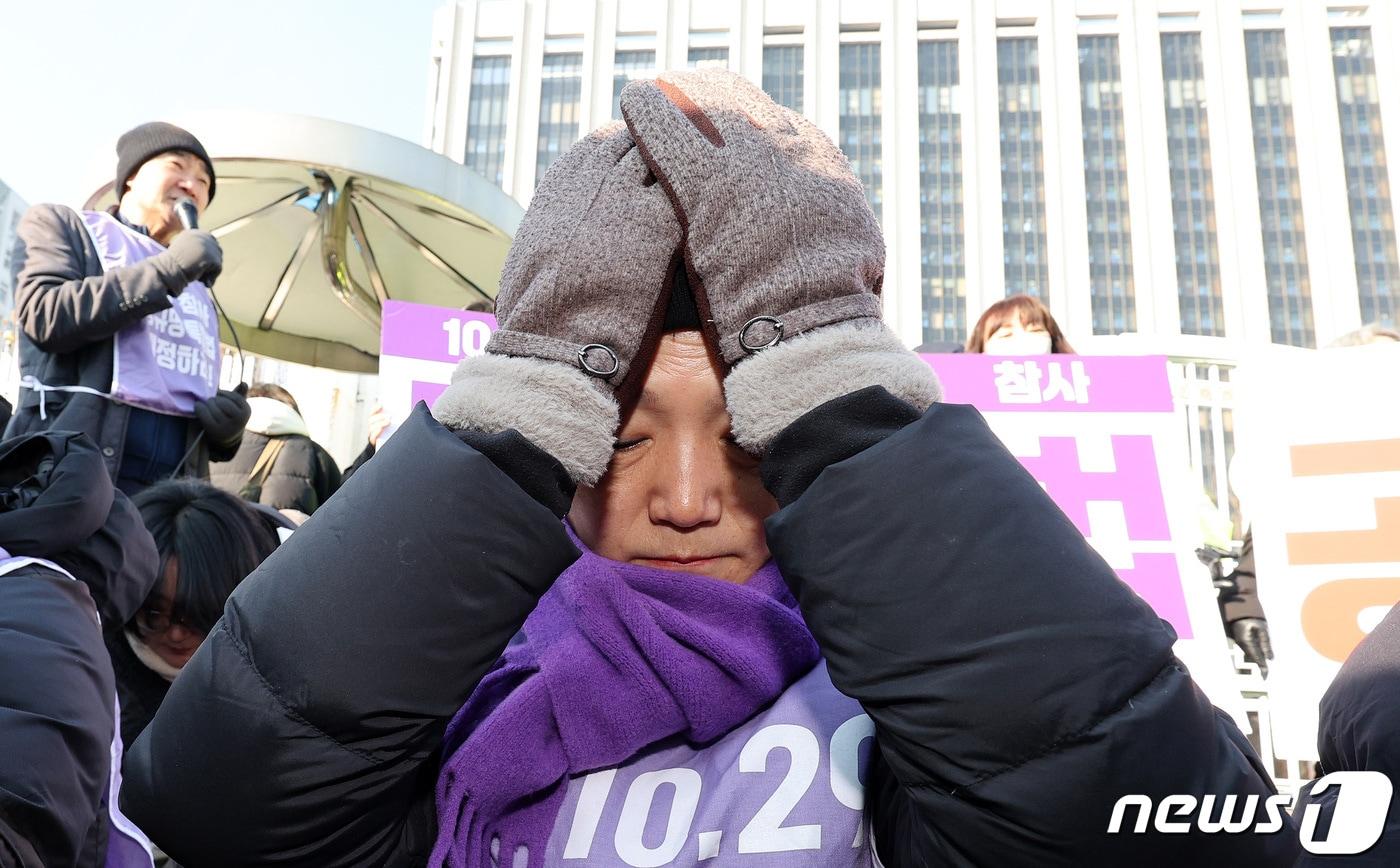 10.29 이태원 참사 유가족들이 30일 오전 서울 종로구 정부서울청사 앞에서 이태원참사 특별법 공포 촉구 및 거부권 반대 이어말하기 기자회견을 하고 있다. 정부는 이날 국무회의에서 이태원 참사 특별법&#40;10·29 이태원참사 피해자 권리보장과 진상규명 및 재발 방지를 위한 특별법&#41; 거부권을 의결했다. 2024.1.30/뉴스1 ⓒ News1 장수영 기자