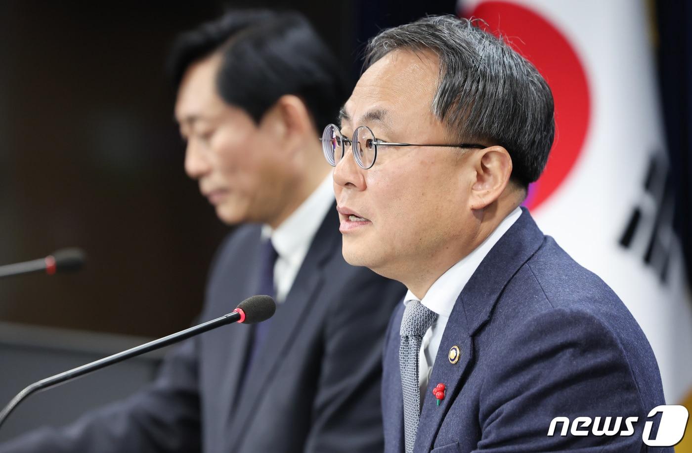 고기동 행정안전부 차관과 고진 디지털플랫폼정부위원회 위원장이 지난 29일 서울 종로구 정부서울청사에서 국민과 함께하는 민생토론회 행안부·디플정 주요과제 관련 사전브리핑을 하고 있다. 2024.1.30/뉴스1 ⓒ News1 허경 기자