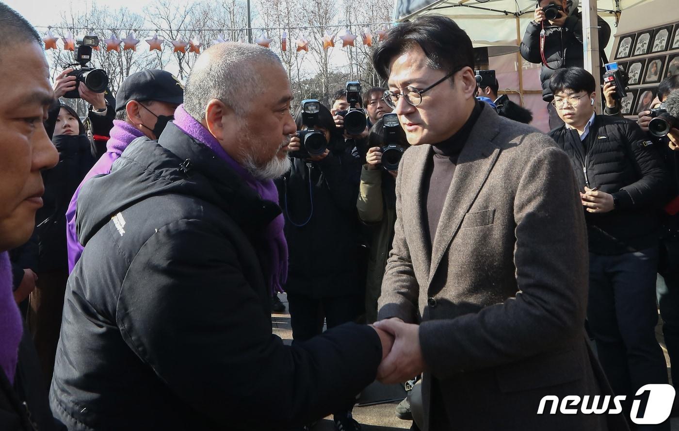 홍익표 더불어민주당 원내대표가 30일 서울광장에 마련된 10.29 이태원 참사 희생자 합동분향소를 찾아 이정민 유가족협의회 운영위원장을 비롯한 유가족들을 위로하고 있다. &#40;공동취재&#41; 2024.1.30/뉴스1 ⓒ News1 유승관 기자