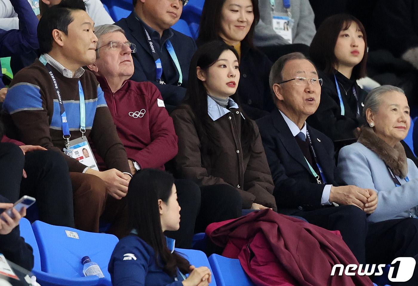 &#39;피겨 여왕&#39; 김연아 강원 2024 홍보대사&#40;가운데&#41;가 30일 오후 강원 강릉 올림픽파크 강릉아이스아레나에&#40;서 열린 2024 강원동계청소년올림픽 피겨 스케이팅 여자 싱글 프리스케이팅 경기를 찾아 관전하고 있다. 오른쪽은 반기문 전 유엔 사무총장. 2024.1.30/뉴스1 ⓒ News1 김진환 기자