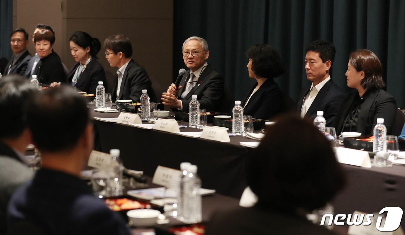 유인촌 문화체육관광부 장관이 30일, 용산 드래곤시티 호텔에서 열린 &#39;2024 한국관광공사 해외지사 간담회&#39;에 참석해 의견을 전하고 있다&#40;문체부 제공&#41;