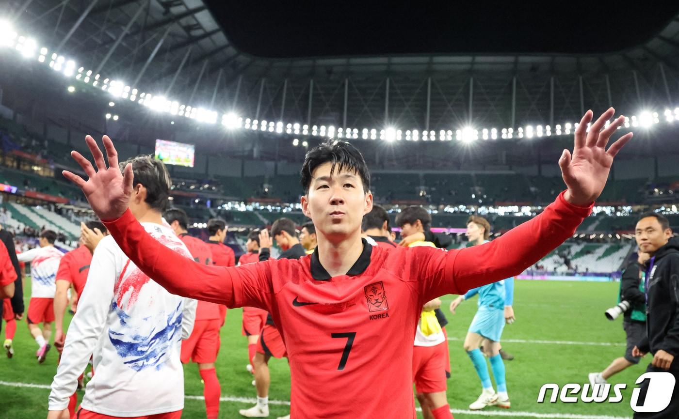 대한민국 축구대표팀 손흥민이 30일&#40;현지시간&#41; 카타르 알라이얀 에듀케이션 시티 스타디움에서 열린 2023 아시아축구연맹&#40;AFC&#41; 카타르 아시안컵 16강전 대한민국과 사우디아라비아의 경기에서 승부차기 끝에 승리한 뒤 환호하고 있다. 2024.1.31/뉴스 ⓒ News1 김성진 기자