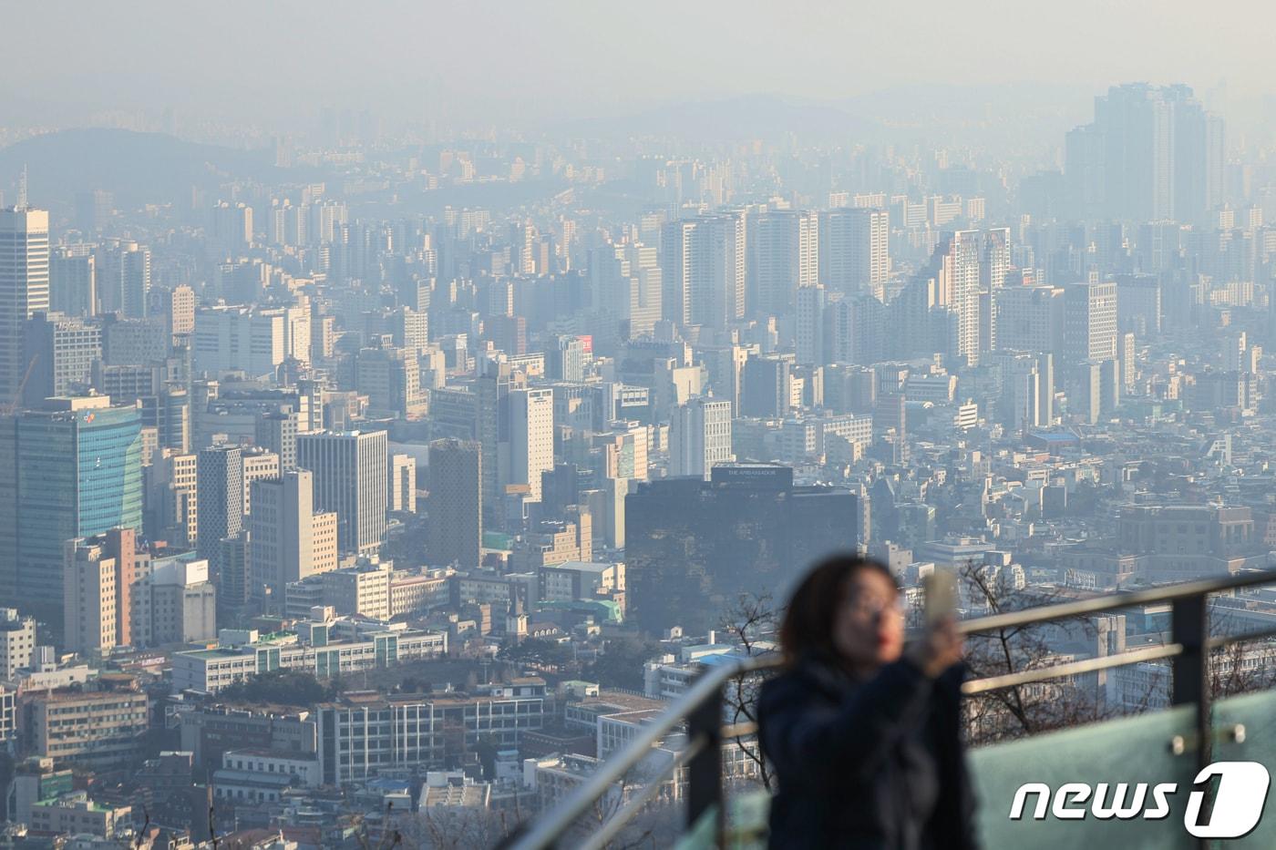 서울을 비롯한 수도권 초미세먼지 농도가 &#39;나쁨&#39; 수준을 보인 31일 오전 서울 중구 남산에서 바라본 도심이 뿌옇게 흐린 모습을 나타내고 있다. 2024.1.31/뉴스1 ⓒ News1 민경석 기자