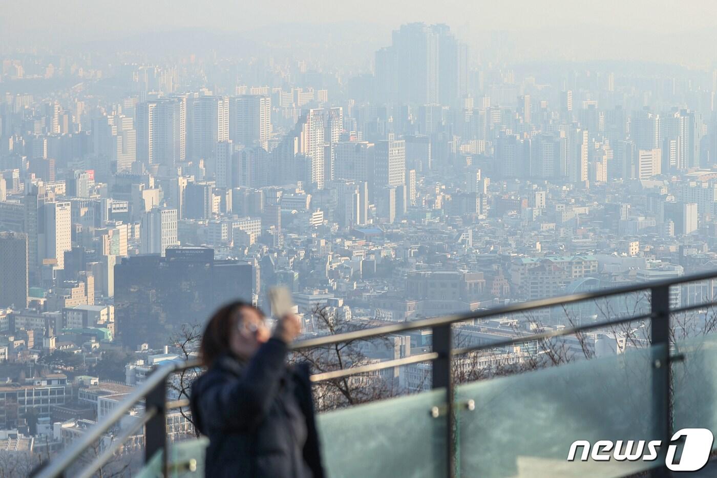 서울을 비롯한 수도권 초미세먼지 농도가 &#39;나쁨&#39; 수준을 보인 31일 오전 서울 중구 남산에서 바라본 도심이 뿌옇게 흐린 모습을 나타내고 있다. 2024.1.31/뉴스1 ⓒ News1 민경석 기자