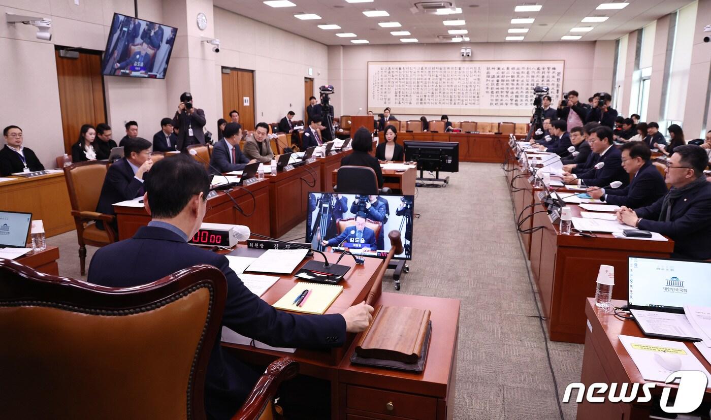 김도읍 국회 법제사법위원장이 31일 오후 서울 여의도 국회에서 열린 법사위 전체회의에서 의사봉을 두드리고 있다. 2024.1.31/뉴스1 ⓒ News1 구윤성 기자