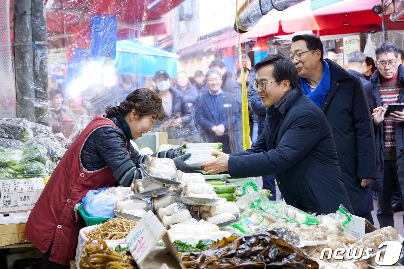 김동연 경기도지사가 설을 앞두고 31일 성남시 관내 전통시장을 잇따라 방문하며 민생현장을 살펴보고 상인들을 격려했다.&#40;경기도 제공&#41;