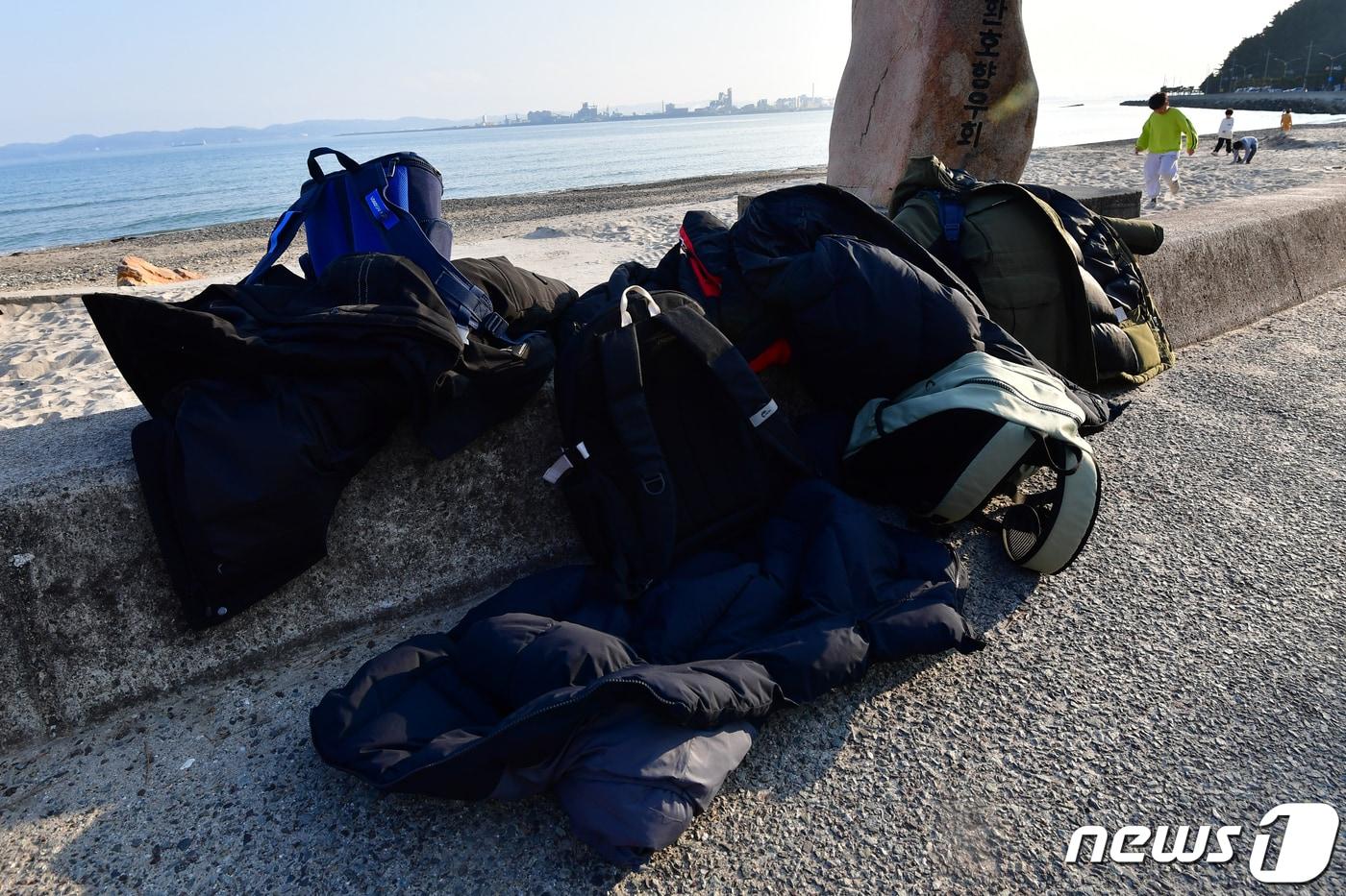 경북 포항시 낮 최고기온이 15도까지 올라간 31일 오후 북구 환여동 해안가에서 패딩을 벗은 초등학생들이 뛰어다니고 있다. 사진은 해당 기사와 관련이 없음. 2024.1.31/뉴스1 ⓒ News1 최창호 기자