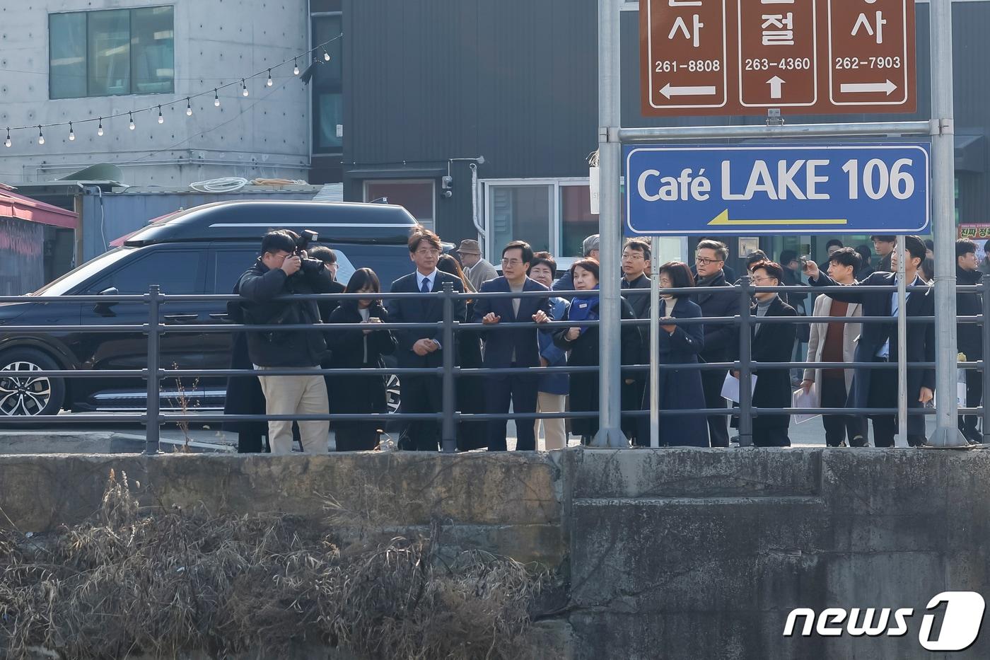 김동연 경기도지사가 31일 상습적인 침수와 차량정체를 빚고 있는 용인시 고기동 고기교를 찾아 현장을 점검했다.&#40;경기도 제공&#41;