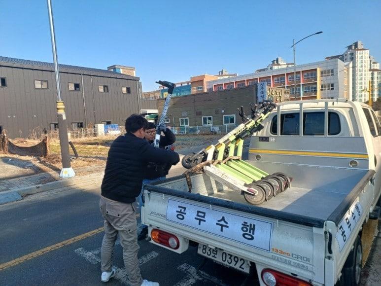 무단 방치된 공유 개인형 이동장치를 강제 견인하고 있다. &#40;천안시청 제공&#41; /뉴스1