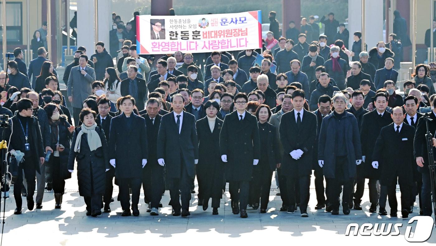 국민의힘 한동훈 비상대책위원장이 지난 1월4일 광주 북구 국립5·18민주묘지에 참배하기 위해 묘역에 들어서고 있다.2024.1.4/뉴스1 ⓒ News1 김태성 기자