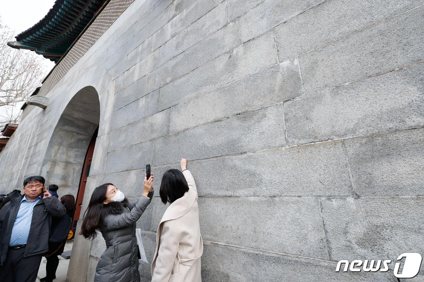 4일 서울 종로구 경복궁 영추문 주변의 스프레이 낙서에 대한 보존 처리가 끝나 일반에 공개되고 있다. 2024.1.4/뉴스1 ⓒ News1 안은나 기자