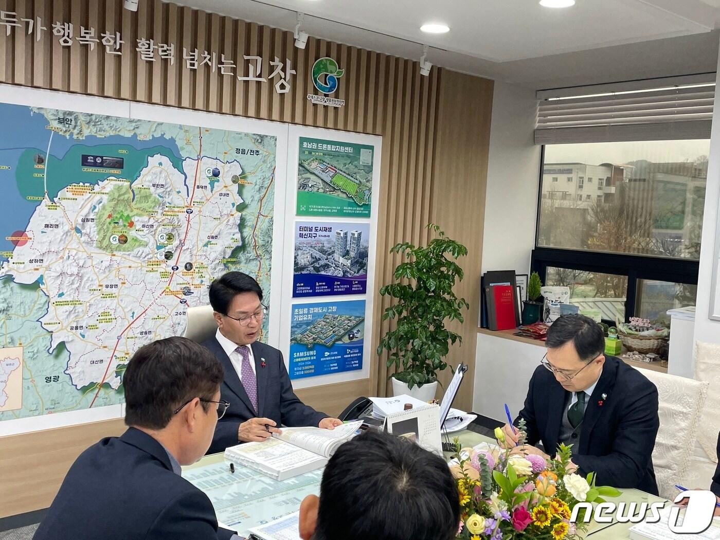 전북 고창군이 ‘더 큰 도약, 더 좋은 고창’ 실현을 위한 군정 주요업무 보고회를 열고 본격적인 새해 업무를 시작했다. 심덕섭 군수&#40;왼쪽&#41;와 김철태 부군수가 각 부서 주요 업무를 보고 받고 있다.&#40;고창군 제공&#41;2024.1.4/뉴스1 