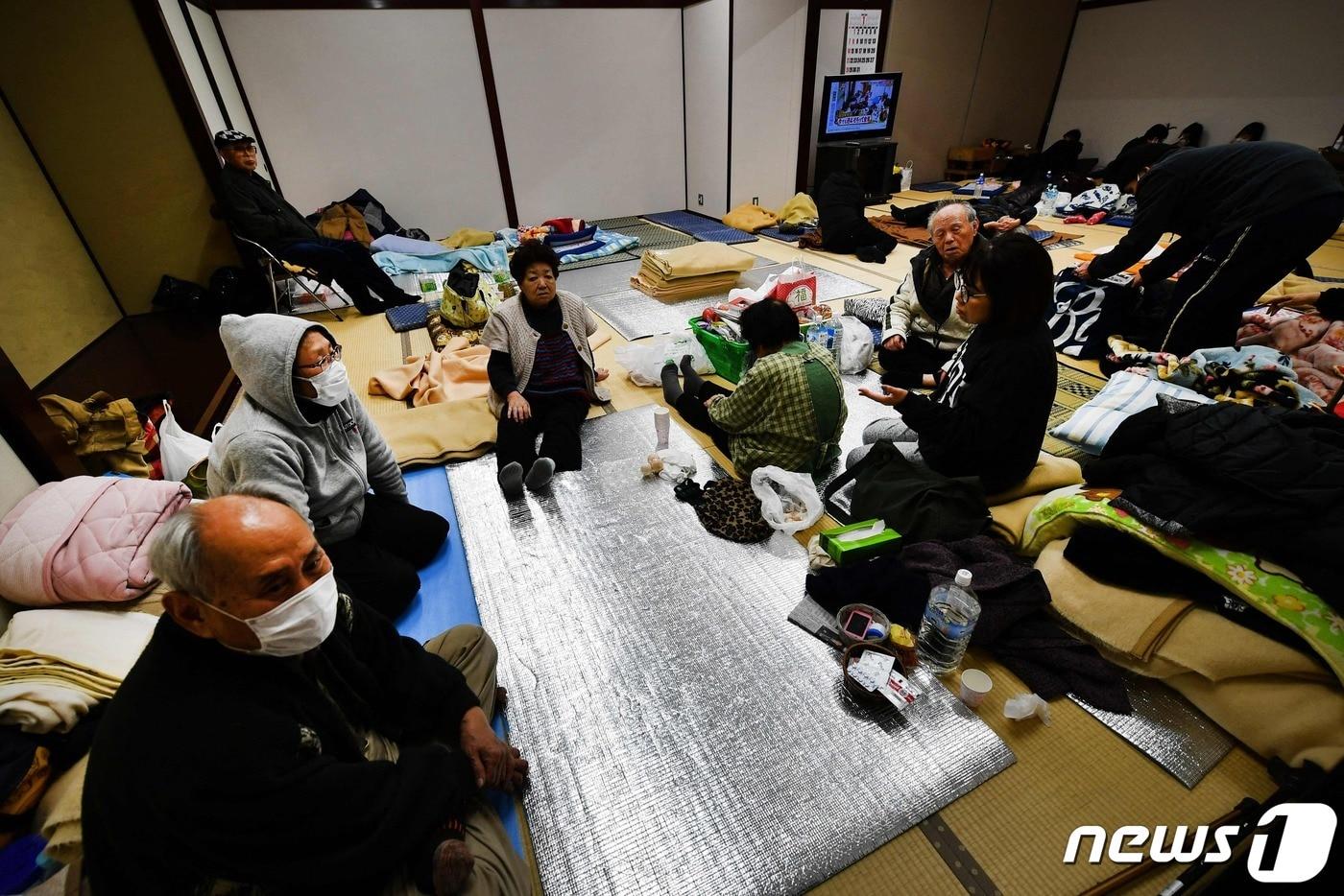 지진이 발생한 일본 이시카와현 나나오 지역에 마련된 대피소에 3일 주민들이 모여 있다. 2024.01.03 ⓒ AFP=뉴스1 ⓒ News1 정지윤 기자