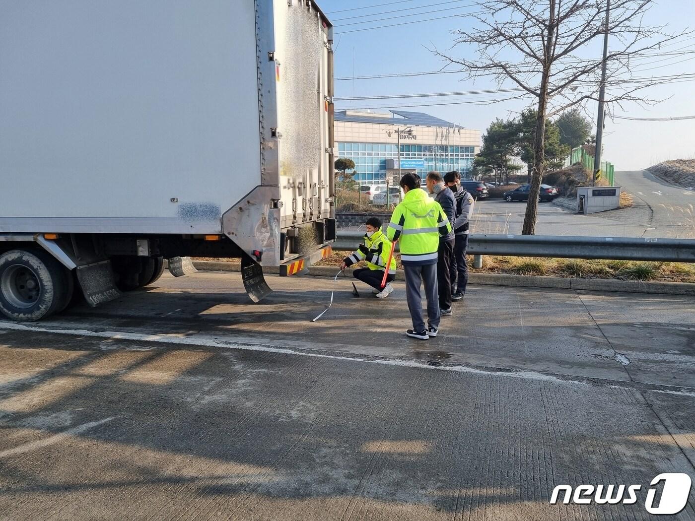 충북경찰청 고속도로순찰대는 4일 한국도로공사 등 관계기관과 함께 도내 고속도로에서 화물차 불법행위 합동단속을 실시했다.&#40;충북경찰청 제공&#41;.2023.1.4./뉴스1