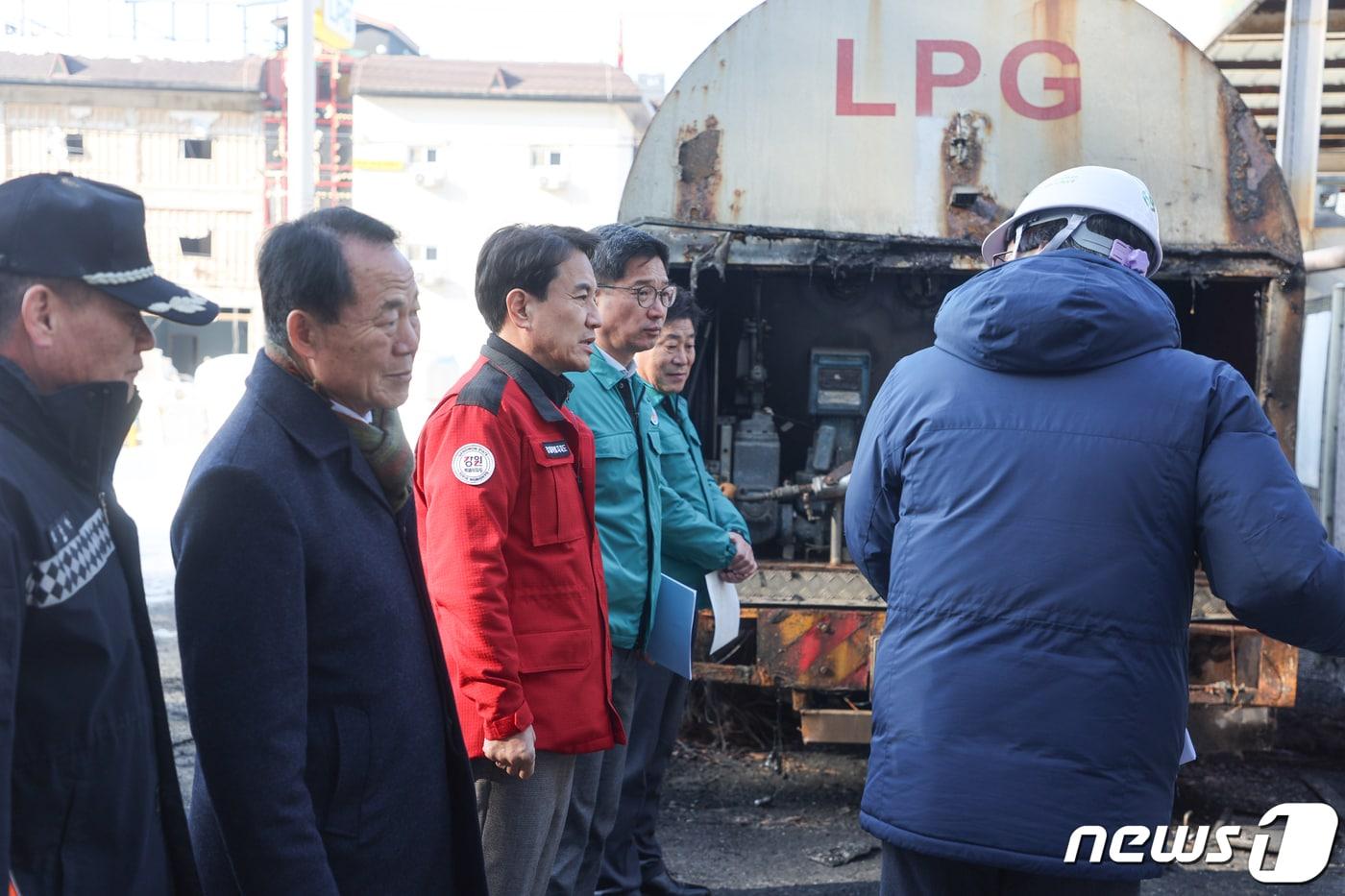 평창 LPG충전소 가스폭발 사고 현장을 방문한 김진태 강원지사.&#40;강원도 제공&#41; 2024.1.4/뉴스1