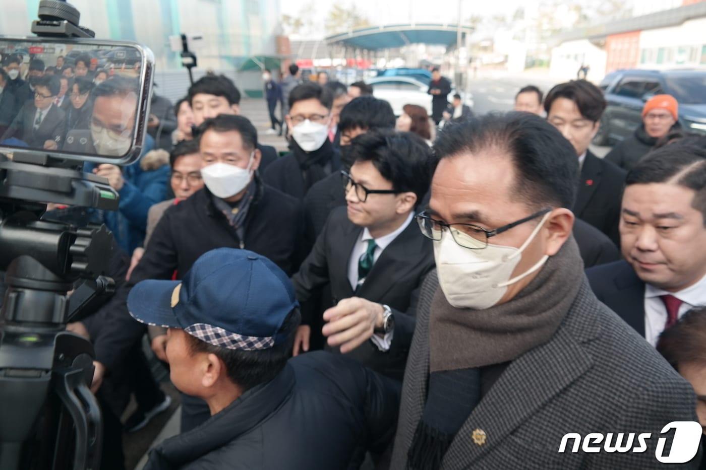 4일 충북 청주시 장애인스포츠센터에서 열린 국민의힘 충북도당 신년인사회에 참석한 한동훈 비대위원장이 경찰 경호를 받으며 이동하는 있다. 2024.1.4./뉴스1 ⓒ News1 임양규 기자