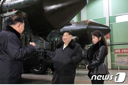 북한 김정은 노동당 총비서가 딸 주애와 함께 &#39;중요 군용 대차 생산 공장&#39;을 현지지도 했다고 당 기관지 노동신문이 5일 보도했다.[국내에서만 사용가능. 재배포 금지. DB 금지. For Use Only in the Republic of Korea. Redistribution Prohibited] rodongphoto@news1.kr