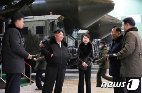 북한 김정은 노동당 총비서가 딸 주애와 함께 &#39;중요 군용 대차 생산 공장&#39;을 현지지도 했다고 당 기관지 노동신문이 5일 보도했다.[국내에서만 사용가능. 재배포 금지. DB 금지. For Use Only in the Republic of Korea. Redistribution Prohibited] rodongphoto@news1.kr