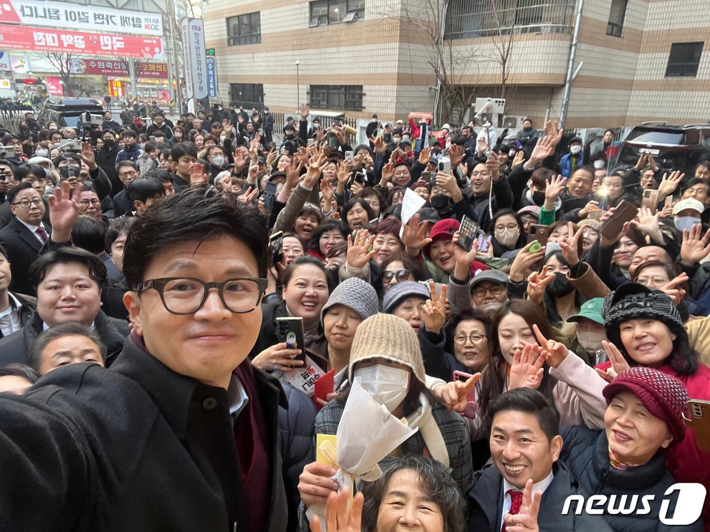 한동훈 국민의힘 비상대책위원장이 5일 오후 경기도 수원시 국민의힘 경기도당에서 열린 신년 인사회에서 당원 및 지지자들과 촬영을 하고 있다. &#40;국민의힘 제공&#41; 2024.1.5/뉴스1 ⓒ News1 송원영 기자