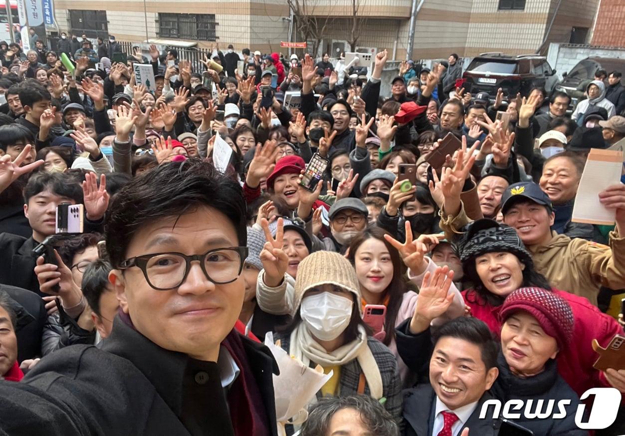 한동훈 국민의힘 비상대책위원장이 5일 오후 경기도 수원시 국민의힘 경기도당에서 열린 신년 인사회에서 당원 및 지지자들과 촬영을 하고 있다. &#40;국민의힘 제공&#41; 2024.1.5/뉴스1 ⓒ News1 송원영 기자