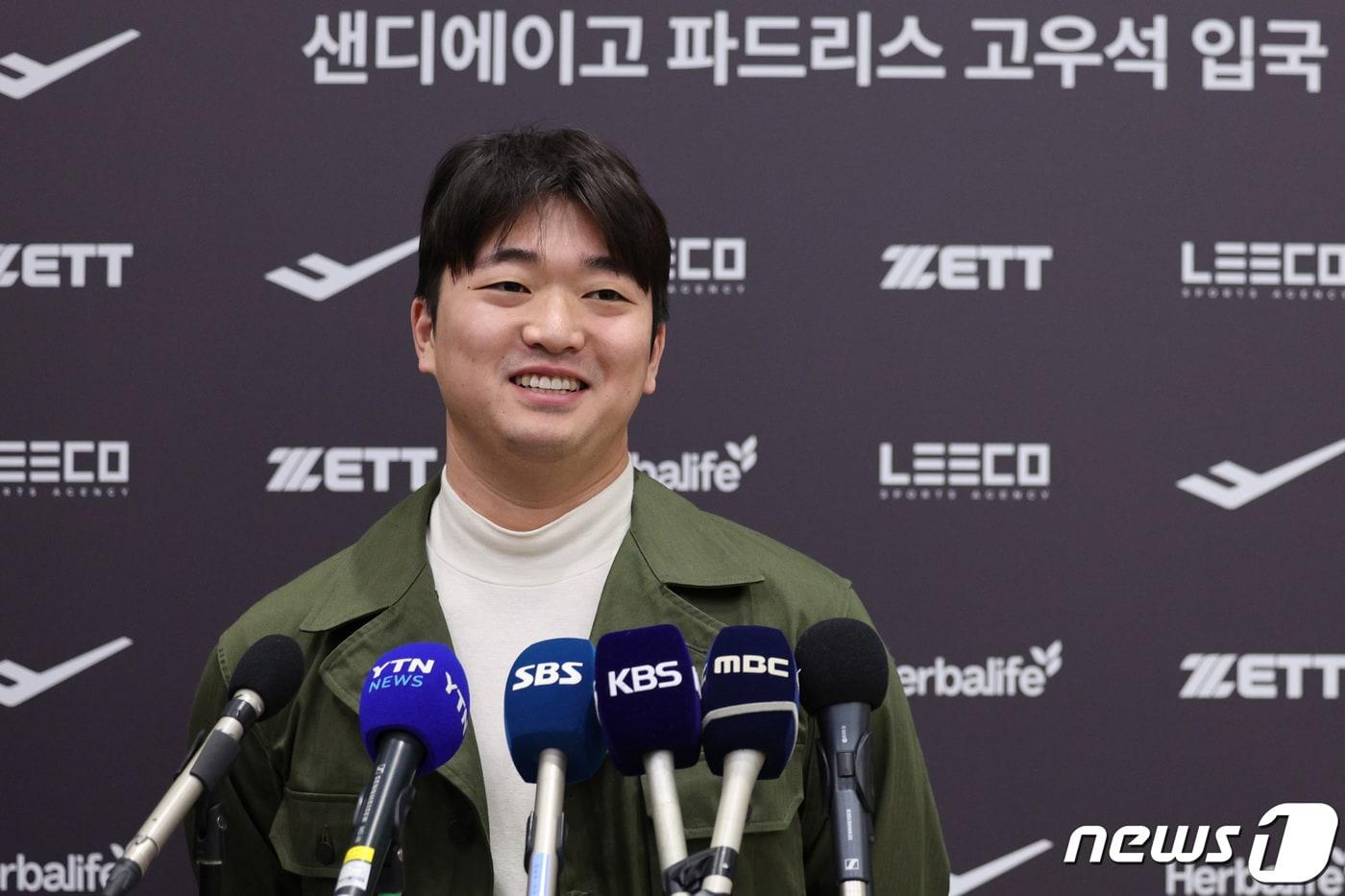 메이저리그&#40;MLB&#41; 샌디에이고 파드리스와 계약한 고우석이 6일 오전 인천국제공항 2터미널을 통해 귀국 후 인터뷰를 하고 있다. 2024.1.6/뉴스1 ⓒ News1 신웅수 기자