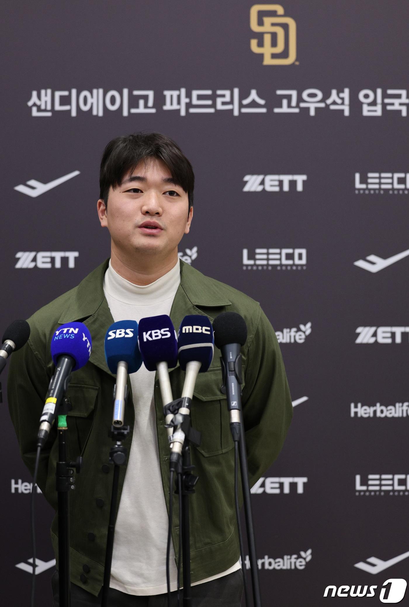 메이저리그&#40;MLB&#41; 샌디에이고 파드리스와 계약한 고우석이 6일 오전 인천국제공항 2터미널을 통해 귀국 후 인터뷰를 하고 있다. 고우석은 지난해 LG 트윈스의 한국시리즈 우승을 이끈 뒤 메이저리그 진출을 타진했고 지난 4일 샌디에이고와 2+1년, 최대 940만달러&#40;약 123억원&#41; 계약을 체결했다. 2024.1.6/뉴스1 ⓒ News1 신웅수 기자