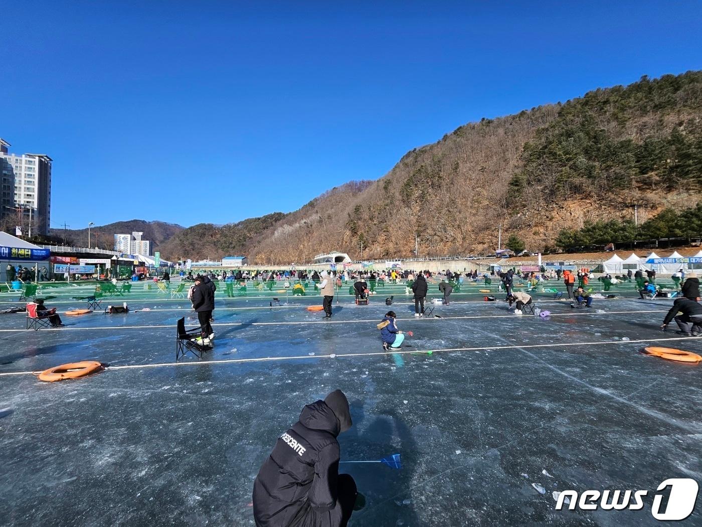 2024 얼음나라 화천산천어축제 개장 첫날인 6일 화천천에서 관광객들이 얼음낚시를 즐기고 있다.2024.1.6 한귀섭 기자