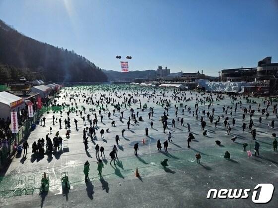 &#39;2024 얼음나라 화천산천어축제&#39;가 개막한 6일 화천천 일대에서 관광객들이 얼음낚시를 즐기고 있다. 2024.1.6/한귀섭 기자