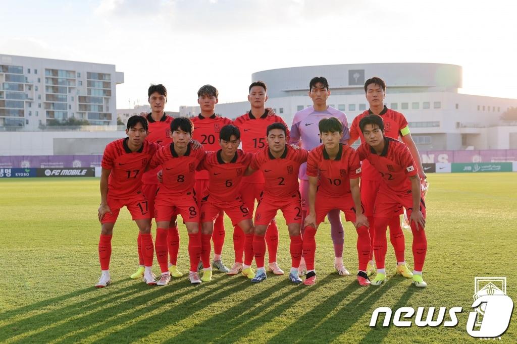 대한민국 축구대표팀이 6일&#40;현지시간&#41; 아랍에미리트 아부다비에서 열린 이라크와 평가전에서 기념촬영하고 있다. &#40;대한축구협회 제공&#41; 2024.1.6/뉴스1