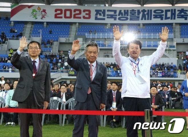 2023 전국생활체육대축전에서 이기흥 대한체육회장&#40;사진 가운데&#41;과 정강선 전북체육회장&#40;사진 오른쪽&#41;이 전북 선수단을 격려하고 있다.&#40;전북체육회 제공&#41;/뉴스1