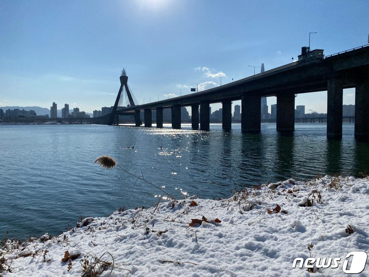 7일 오전 서울 광진구 올림픽대교 인근 한강 공원 모습. 2024.1.7/뉴스1 ⓒ News1 이기범 기자