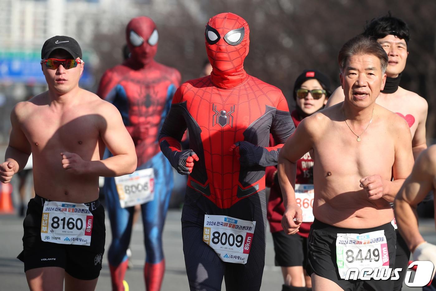 7일 오전 대구 수성구 노변동 대구스타디움에서 열린 &#39;2024 전국 새해 알몸마라톤대회&#39; 참가자들이 추위도 잊은 채 힘차게 달리고 있다. 올해 16회째를 맞은 이번 대회에는 2024년 새해 소망과 각오를 다지는 전국 마라톤동호인 등 시민 1000여 명이 참가해 8㎞&#40;행복 코스&#41;와 5㎞&#40;건강 코스&#41; 완주에 도전했다. 2024.1.7/뉴스1 ⓒ News1 공정식 기자