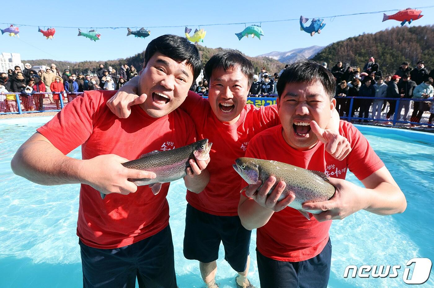 7일 오후 강원 평창군 진부면 오대천 일원에서 열린 평창송어축제를 찾은 관광객들이 맨손으로 송어를 잡아 보이고 있다. 올해 축제는 송어얼음낚시와 송어맨손잡기, 실내낚시 등의 다양한 송어잡기 체험과 눈과 얼음 위에서 즐기는 겨울레포츠 등으로 구성됐으며 28일까지 열린다. &#40;평창군 제공&#41; 2024.1.7/뉴스1