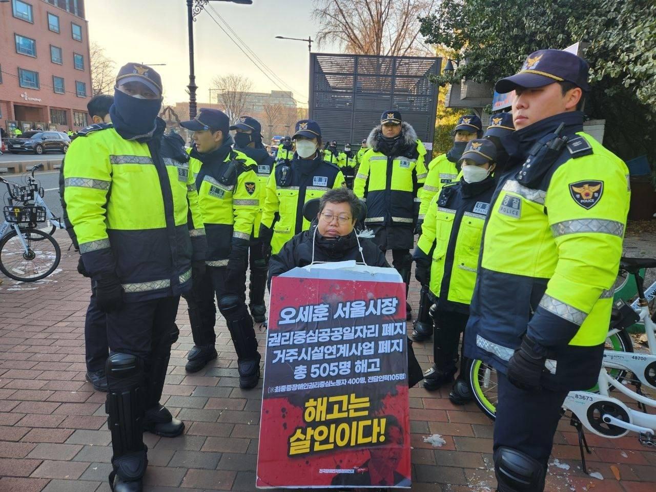 8일 오전 9시쯤 서울 지하철 4호선 혜화역에서 이형숙 공동대표가 경찰에 연행되고 있다. &#40;전장연 제공&#41;