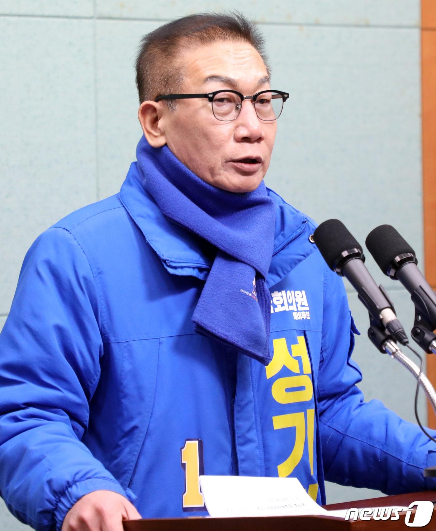 성기청 더불어민주당 익산갑 예비후보가 8일 전북 전주시 전북도의회에서 기자회견을 열고 질의에 답변을 하고 있다. 2024.1.8/뉴스1 ⓒ News1 유경석 기자