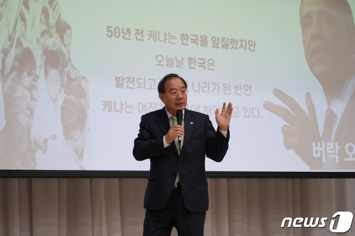  8일 오전 부산 영도구 영도제일중에서 열린 &#39;2024 위캔두 계절학교 개강식&#39;에서 하윤수 부산시교육감이 축사를 하고 있다&#40;부산시교육청 제공&#41;