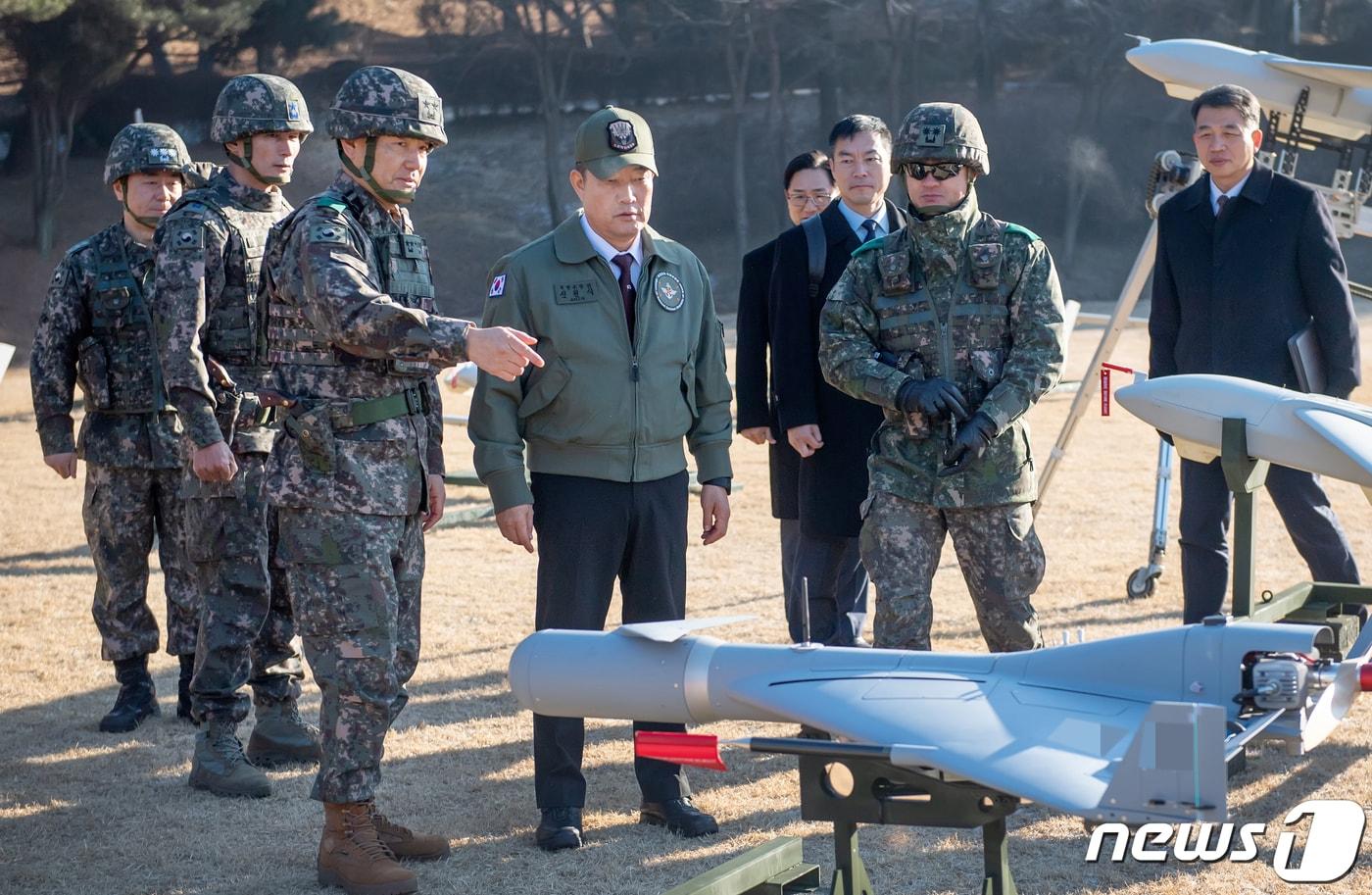 신원식 국방부장관이 8일 드론작전사령부를 방문해 이보형&#40;소장&#41; 드론작전사령관으로부터 전력 현황을 보고 받고 있다. &#40;국방부 제공&#41; 2024.1.8/뉴스1