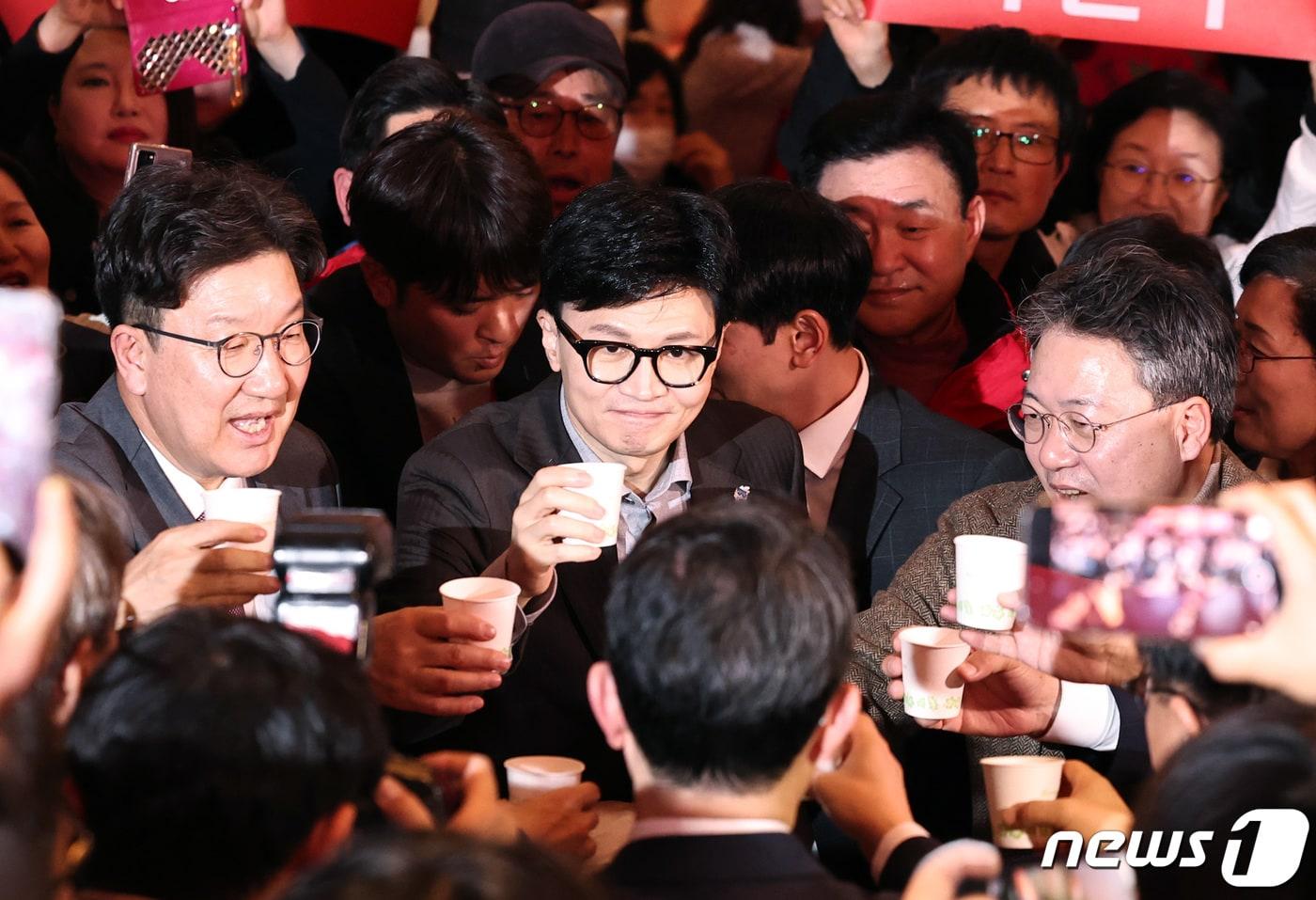 한동훈 국민의힘 비상대책위원장이 8일 오후 강원 원주시 인터불고호텔에서 열린 강원도당 신년인사회에서 권성동 의원, 박정하 강원도당 위원장과 건배를 하고 있다. 2024.1.8/뉴스1 ⓒ News1 구윤성 기자