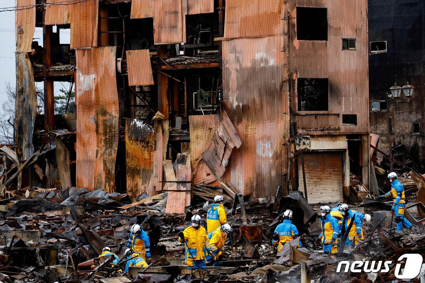 7일&#40;현지시간&#41; 일본 이시카와현 와지마 지역에서 지난 1일 지진으로 인해 건물이 무너진 후 구조대원들이 수색에 나서고 있다. 2024.01.07 ⓒ 로이터=뉴스1 ⓒ News1 정지윤 기자