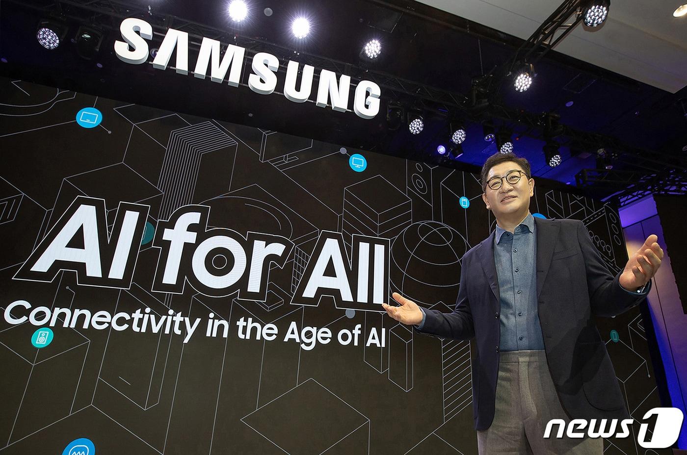 한종희 삼성전자  부회장이 &#39;모두를 위한 AI: 일상 속 똑똑한 초연결 경험&#40;&#39;AI for All: Connectivity in the Age of AI&#41;&#39;를 주제로 열린 삼성 프레스 컨퍼런스에서 연설을 하고 있다.  &#40;삼성전자 제공&#41;