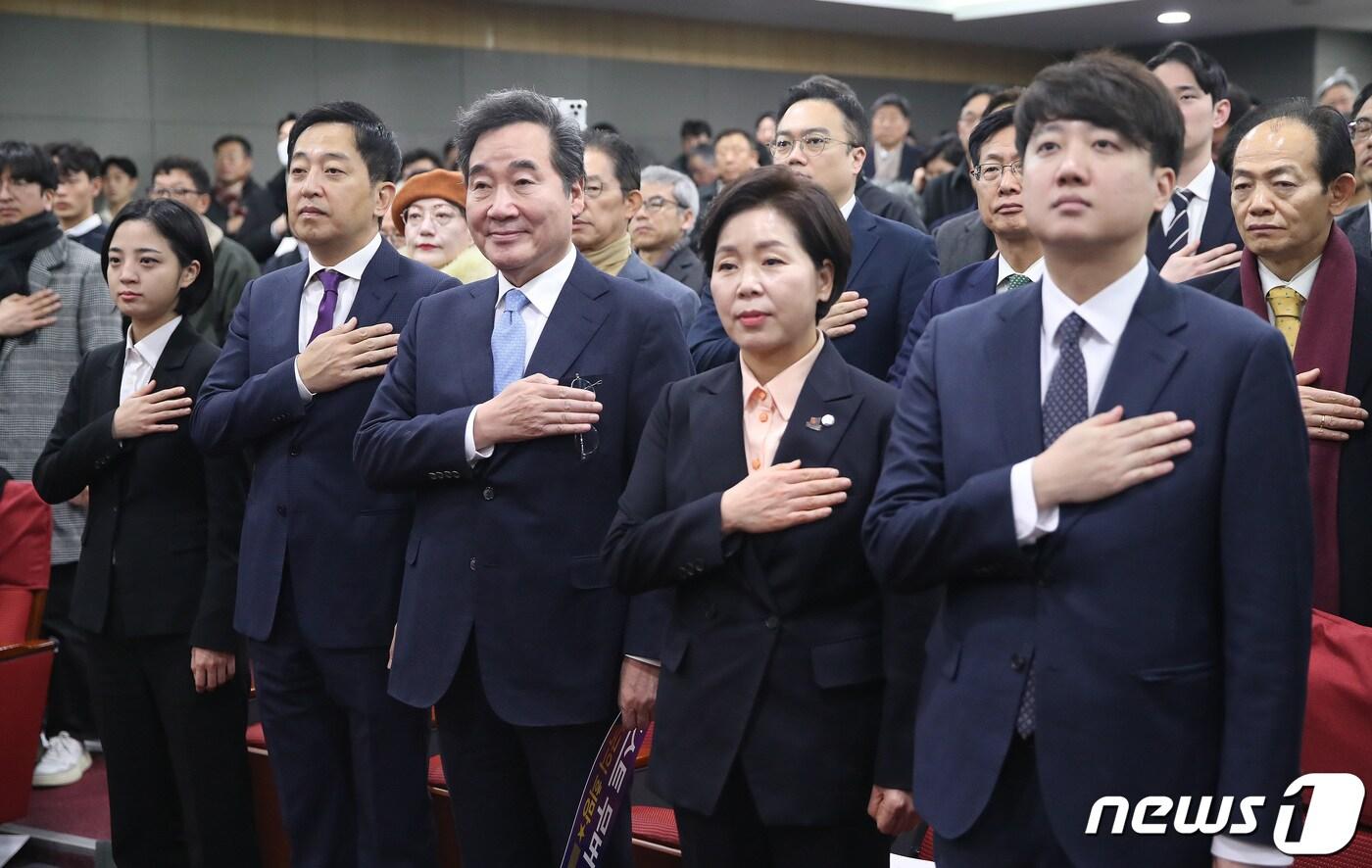 9일 오전 서울 여의도 국회 의원회관에서 열린 양향자 한국의희망 대표 출판기념회에서 참석자들이 국민의례를 하고 있다. 왼쪽부터 류호정 정의당 의원, 금태섭 새로운선택 공동대표, 이낙연 전 더불어민주당 대표, 양향자 한국의희망 대표, 이준석 개혁신당&#40;가칭&#41; 정강정책위원장. 2024.1.9/뉴스1 ⓒ News1 임세영 기자