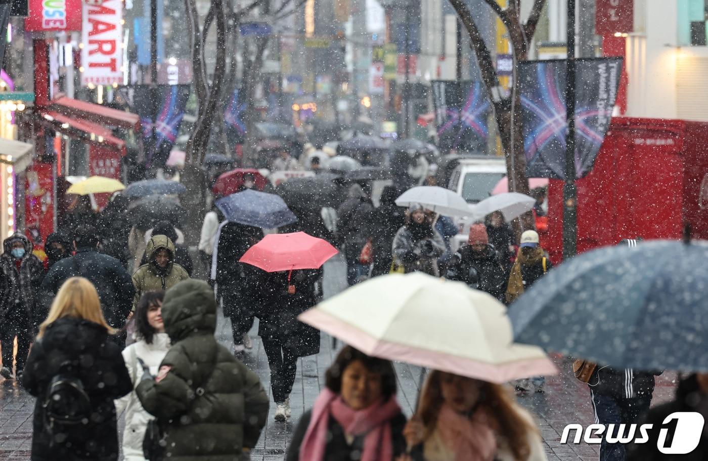 수도권 전역에 대설주의보가 내려진 전날 오후 서울 중구 명동 거리에서 눈이 내리고 있다. 2024.1.9/뉴스1 ⓒ News1 김민지 기자