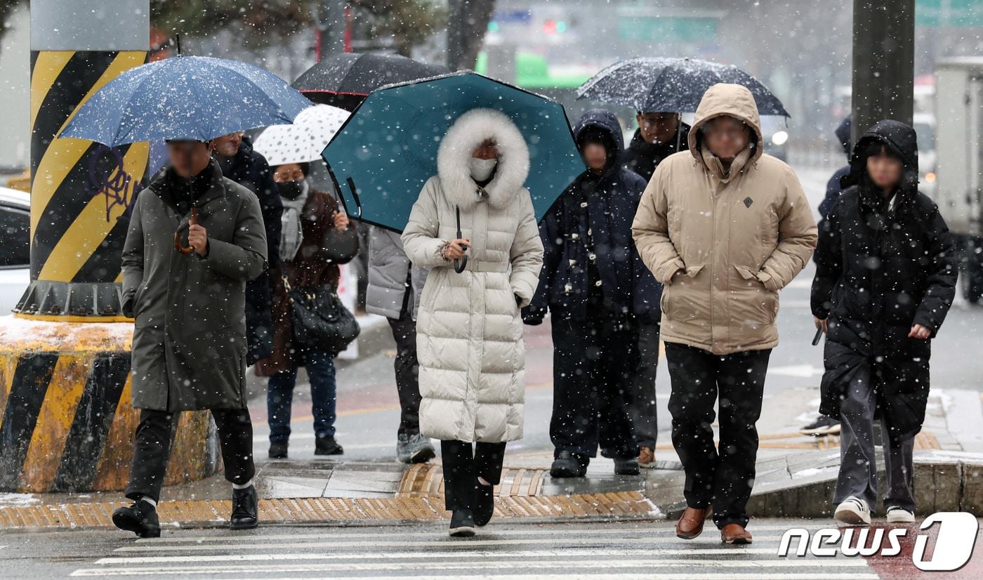 수도권 전역에 대설주의보가 내려진 9일 오후 서울 종각연 인근에서 시민들이 우산을 쓰고 걷고 있다. 2024.1.9/뉴스1 ⓒ News1 김민지 기자