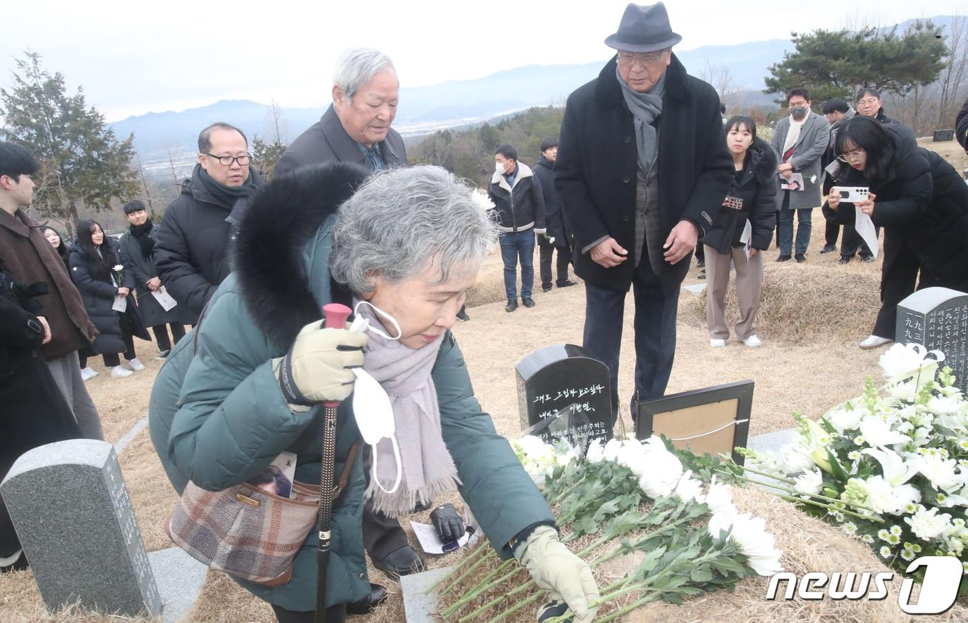 9일 광주광역시 북구 망월공원묘지 제8 묘역에서 열린 고&#40;故&#41; 배은심 여사의 2주기 추모제에서 추모객들이 헌화하고 있다. 2024.1.9/뉴스1 ⓒ News1 김태성 기자