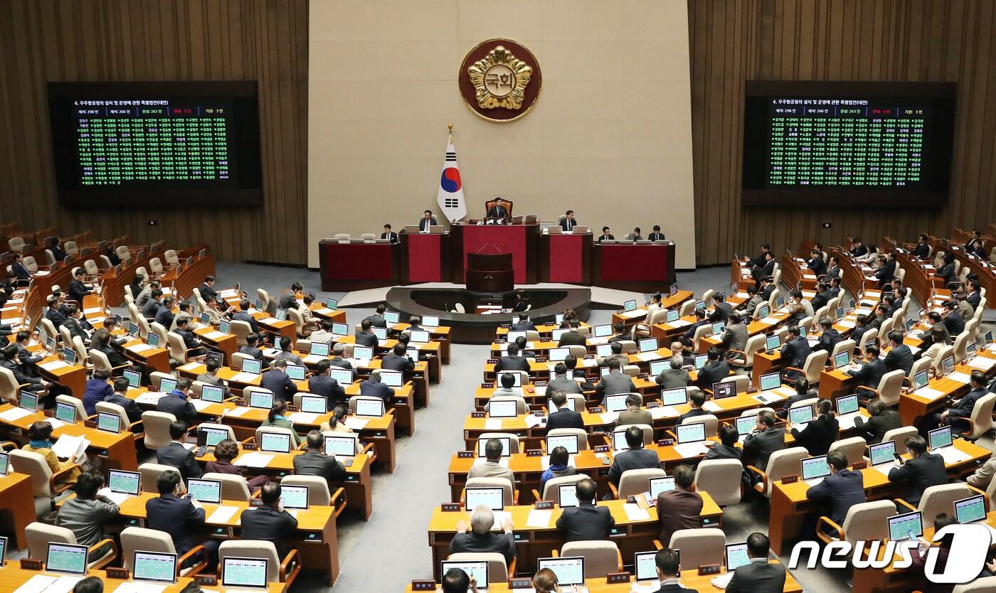 9일 오후 서울 여의도 국회 본회의장에서 열린 제411회 국회&#40;임시회&#41; 제4차 본회의에서 우주항공청 설치 및 운영에 관한 특별법안&#40;대안&#41;이 재석 266명 가운데 찬성 263표, 기권 3표로 가결되고 있다. 2024.1.9/뉴스1 ⓒ News1 이승배 기자