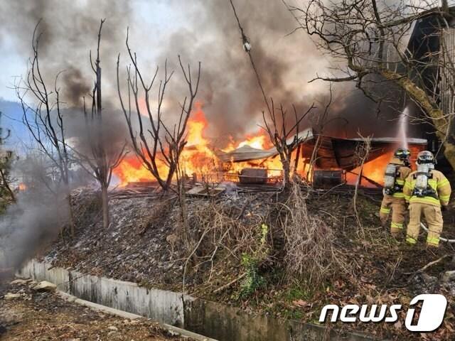 9일 오후 1시5분쯤 충북 영동군 용산면 한 농자재 보관 창고에서 불이 났다. &#40;영동소방서 제공&#41; /뉴스1 