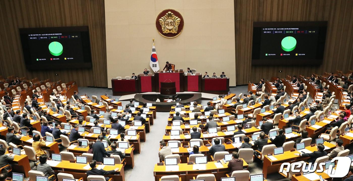 9일 오후 서울 여의도 국회 본회의장에서 열린 제411회 국회&#40;임시회&#41; 제4차 본회의. 2024.1.9/뉴스1 ⓒ News1 이승배 기자