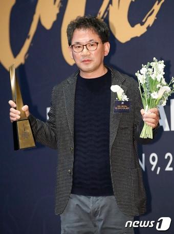 남규홍 대표&#40;촌장엔터테인먼트&#41;가 9일 서울 중구 신라호텔에서 진행된 &#39;2024 대한민국 퍼스트브랜드 대상&#39;에서 &#39;나는 솔로&#39;로 프로그램&#40;연예예능&#41;상을 받은 뒤 포즈를 취하고 있다. 2024.1.9/뉴스1 ⓒ News1 권현진 기자